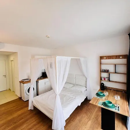 Ivana By Blaxy Apartment Douazeci si Trei August